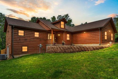 Teal's Treasure - Secluded Lakeside Cabin for 8