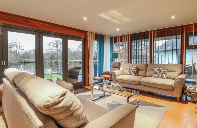 TEALBY, family friendly, luxury holiday cottage in Horning