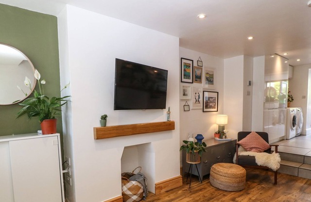 TEGFAN, pet friendly, with a garden in Newborough