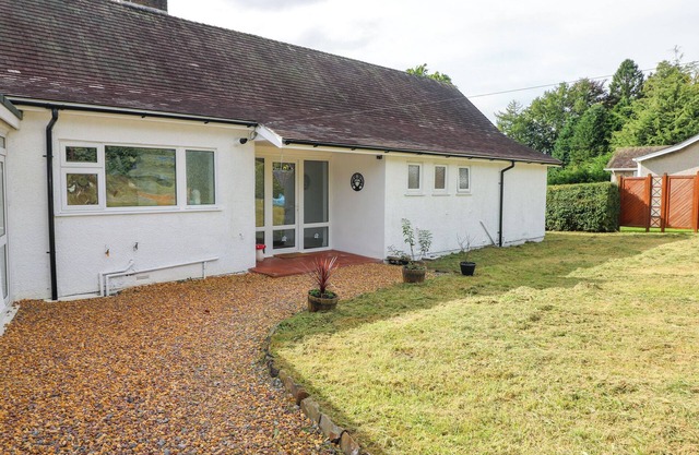 TEGFAN, family friendly, with hot tub in Bridgend