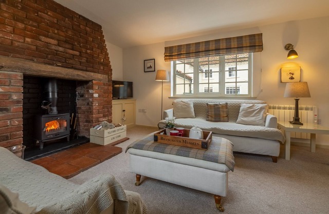 This charming cottage, quietly tucked away in a small loke just behind the high street of the pretty