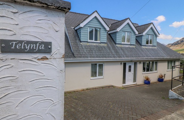 TELYNFA, family friendly, country holiday cottage in Nefyn