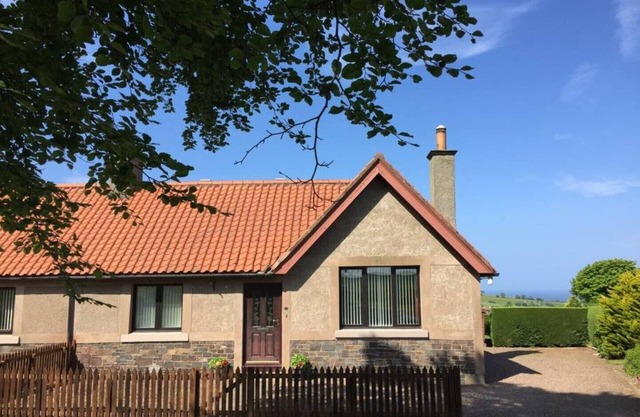 Templehall Cottage. Cottage moderne avec vue mer