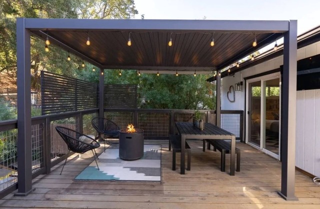 Templeton Creekside Cottage-Two en suites, wine fridge, pets ok!