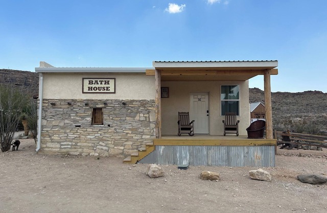 Ten Bits Ranch - Bath House room #16