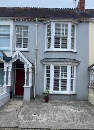 Tenby Victorian Villa with parking, pets allowed