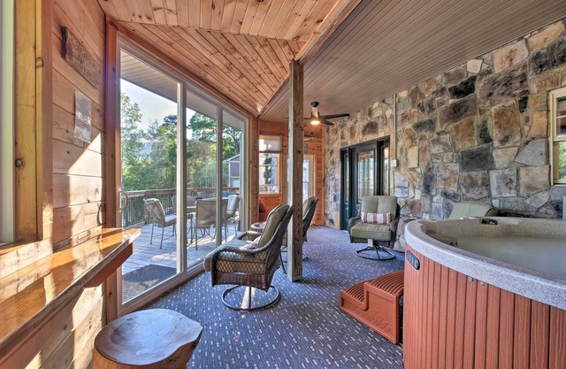 Tenn River Cabin w/ Hot Tub - 10 Mi to Chattanooga