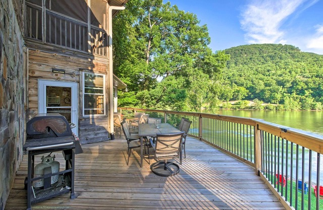 Tenn River Cabin w / Hot Tub - 10 Mi to Chattanooga!