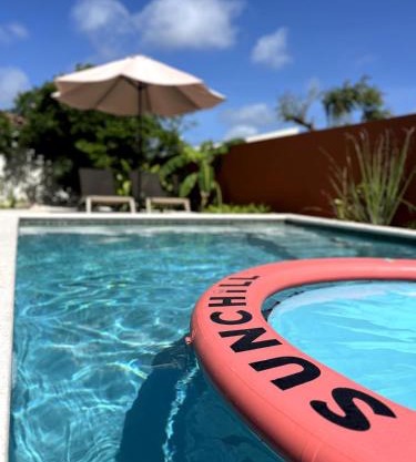Terra77 Tropical vacation home, private garden, pool, parking and BBQ