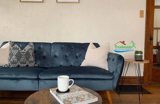 Terrace House:Springtime Adventures Await in Manistique – Stay Cozy and Central