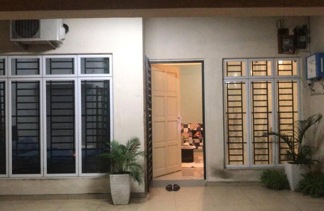 Terrace house near Stulang Laut CIQ Midvalley KSL for 7Pax