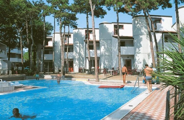 Maison en terrasse avec piscine commune
