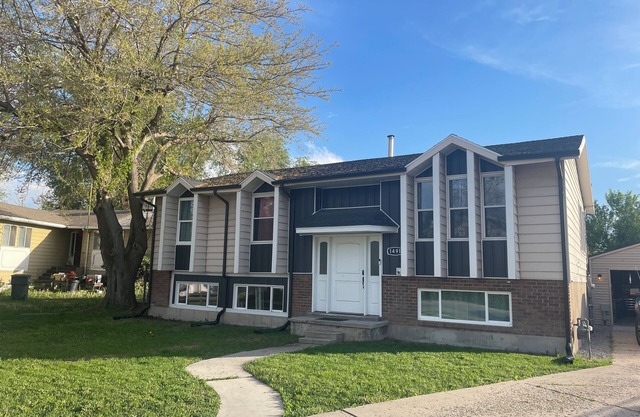 Terrific 5-bedroom bunk house with Jordan River Trail access near downtown SLC