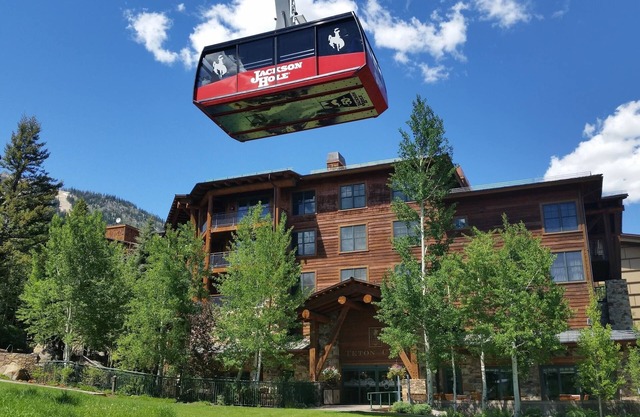 20-40% de rabais sur la plupart des semaines (Teton Club), accès direct au tram, à la télécabine - 4 bains à remous et spa!