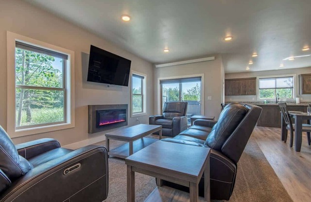 Townhome in Teton Valley: Private Hot Tub, Stunning Views, Ideal for Families & Couples