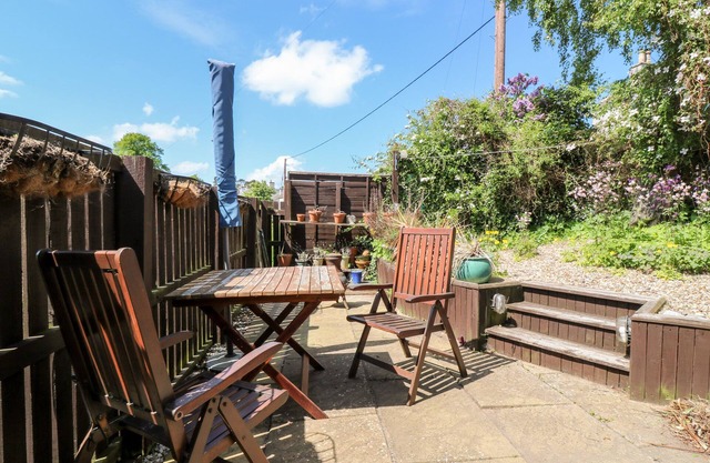 TEVIOT VIEW COTTAGE, pet friendly, with a garden in Ancrum