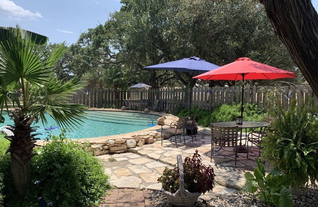 Texas Cabin w / propriété invité piscine. W / accès au lac, cuisine extérieure. 7 personnes.