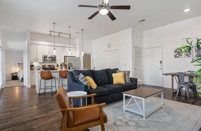 Texas Themed 2BR 2B Apt. w/Pool, Parking & WIFI