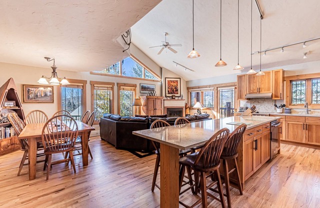 TH w/NEW Private Hot Tub/Amazing Views-Easy Access to Ski/Town -Garage-Fireplace-W/D in Unit-Grill-D