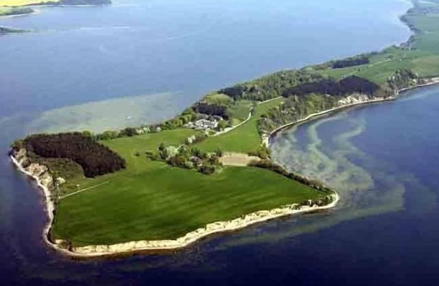 Chaumière entourée par la mer