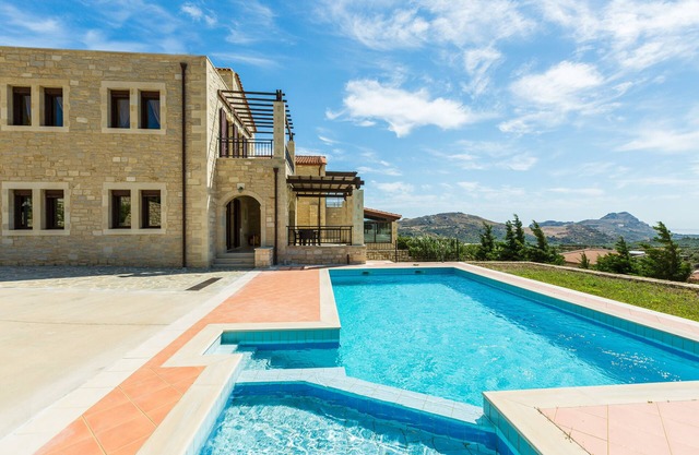 Villa Thalia! Piscine privée, vue imprenable sur la mer, à distance de marche des commerces!