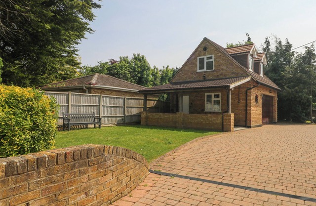 THAMES RETREAT, pet friendly, with a garden in Wraysbury