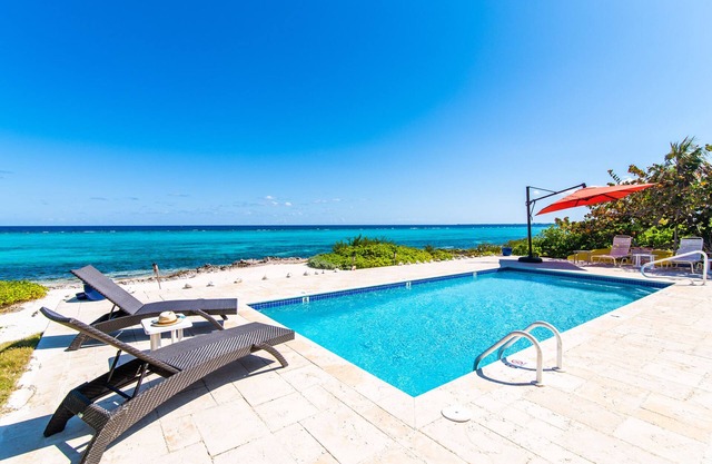'Thatch Hill' is a gorgeous 3 Bedroom beachfront villa in Rum Point