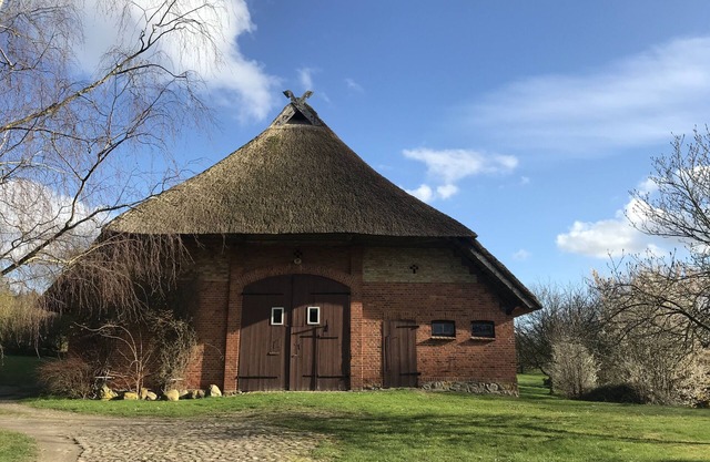Belle ferme au toit de chaume avec un grand jardin, entre deux lacs
