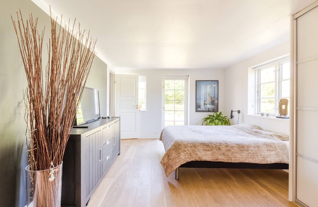 Thatched house of 200 m². 1 km from the beach. Campfire place and large lawn.