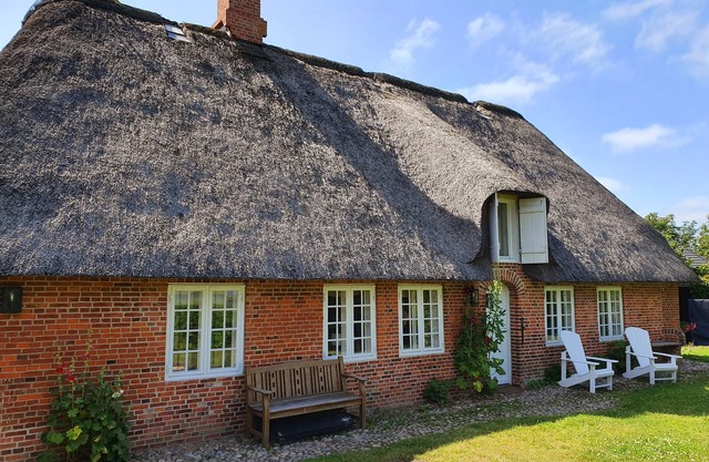 Maison au toit de chaume sur le lac pouvant accueillir jusqu'à 8 personnes avec 4 chambres, cheminée, sauna, billard, ciel