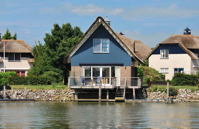 Villa au bord de l'eau avec sauna