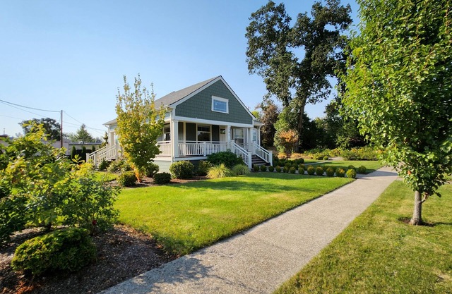 The 1908 Bungalow - 2 Bedroom / 1 Bathroom Stayton, OR