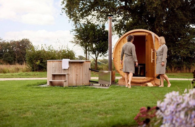 The 2-person version of the holiday villa Amalia 2 is equipped with a spacious sauna and a Hot tub. From the sauna, you have a view of the beautiful bocage landscape.