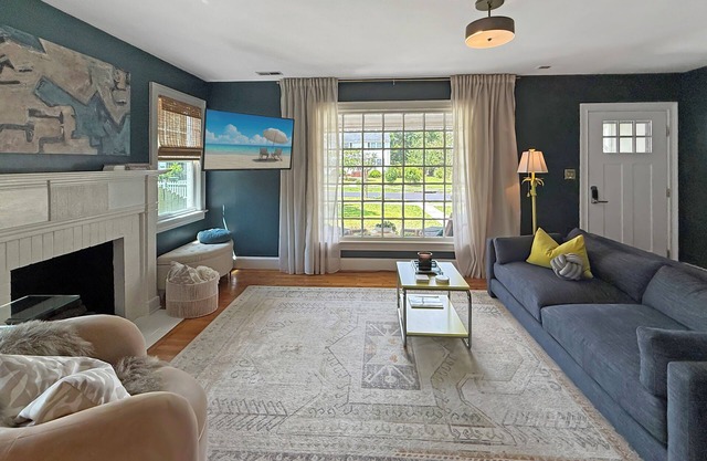 The Abstract Abode ~ Creative & Cozy Stay Curated by Local Artist -Near Downtown