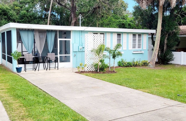 The Adorable Blue Bungalow- Pet Friendly with a fully fenced in back yard.