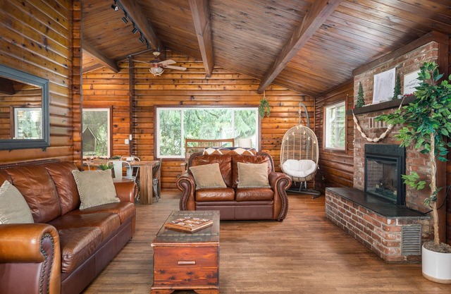 The Alder Lodge - Hot tub, shuffleboard, ping pong/pool, bbq, dogs-ok