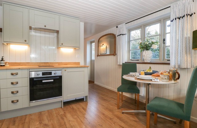 THE ANNEX, pet friendly, character holiday cottage in Eckington