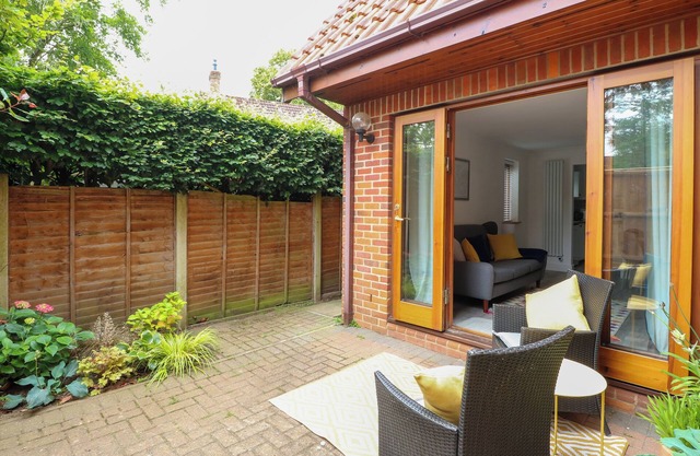 THE ANNEXE AT NUMBER 4, romantic, with a garden in Coltishall