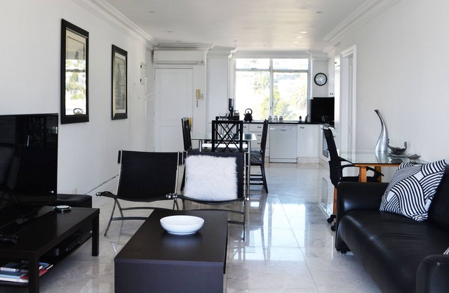 L'appartement offre une vue imprenable sur la célèbre plage de Camps Bay.