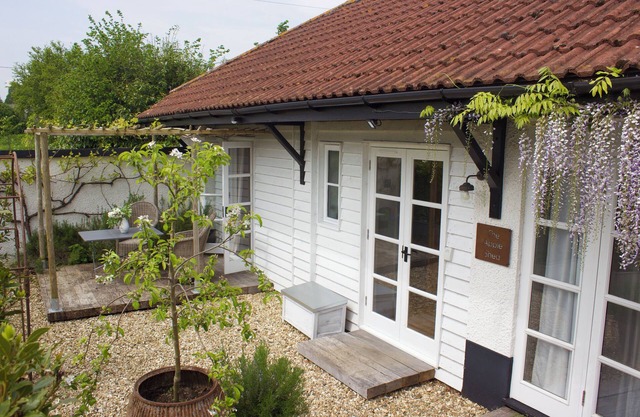 THE APPLE SHED, romantic, character holiday cottage in Silverton