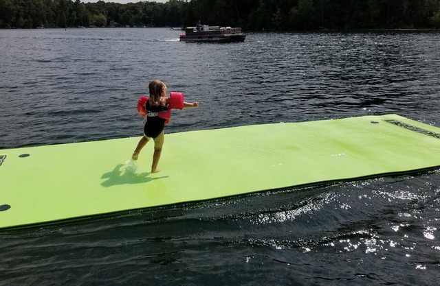 L'Aqua Dock sur le lac Harper - Randonnée, vélo et pêche La forêt nationale de Manistee