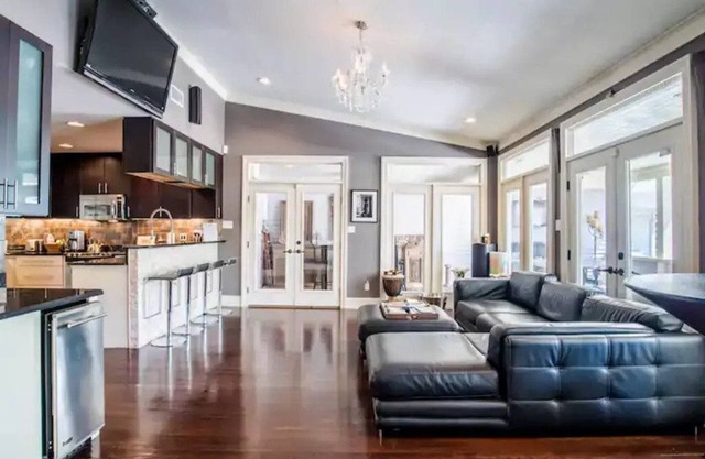 Hébergement de luxe, jacuzzi, foyer extérieur, piscine creusée, animaux de compagnie aimés!
