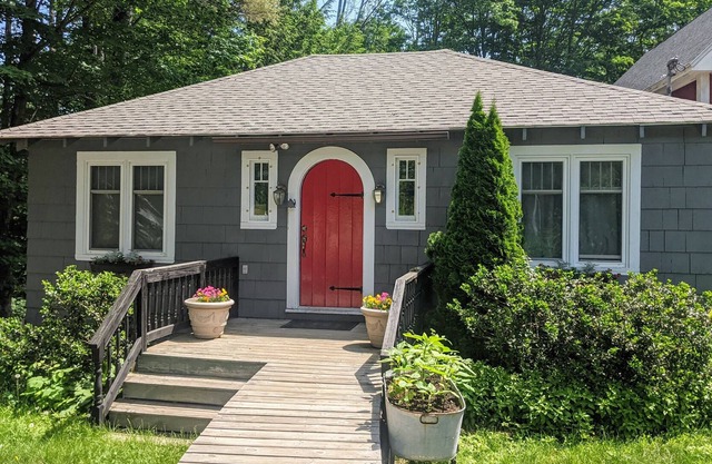 The Artists Cottage is located in Meredith, NH right in the heart of the Lake Winnipesaukee area!