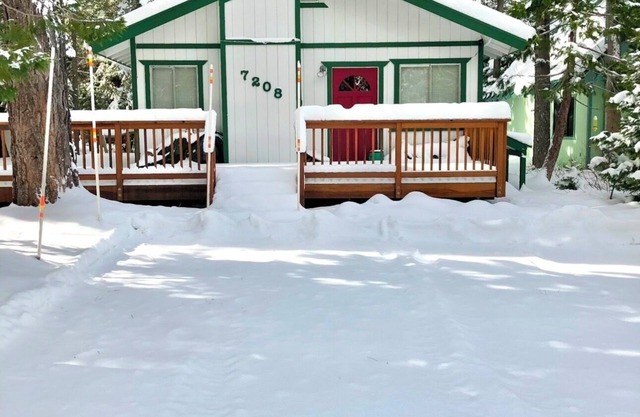 The Aspen House, The Aspen House: Charming Remodeled Cabin in Tahoe...Walk to Lake in 10 min!