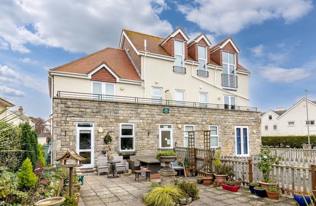 The Aspens - lovely holiday apartment, stones throw from beach
