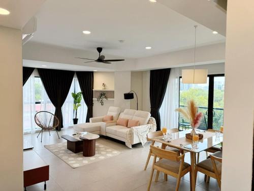 The Atrium at Jalan Ampang by OKBnB - Spacious Modern 3Bedroom Family Suite 3 mins to KLCC