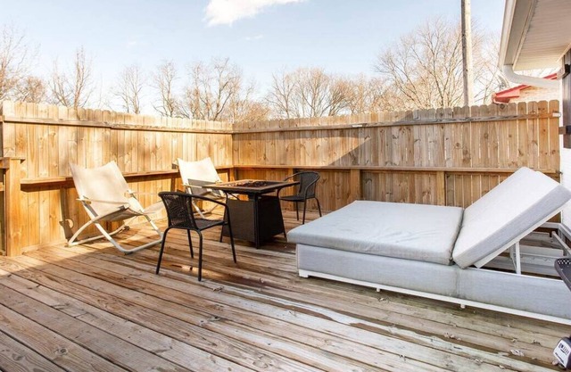 Pet Friendly, 20 mins to Downtown, Great for Groups, Smart TV