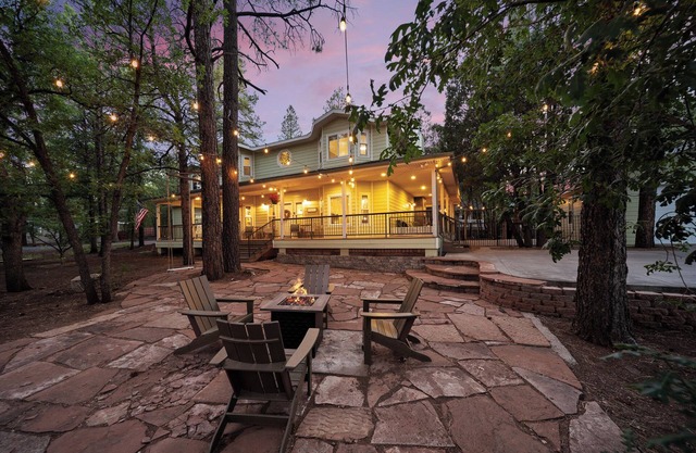 The AZ Notebook - Sleeps 20, huge game room, and in the heart of Pinetop.