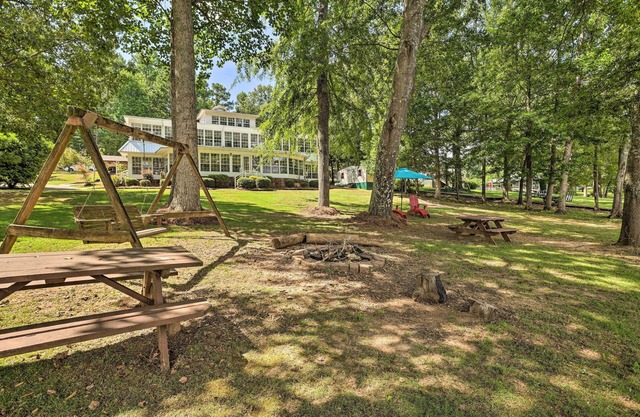 'The B Haus' Lakefront Retreat w/ Boat Ramp!