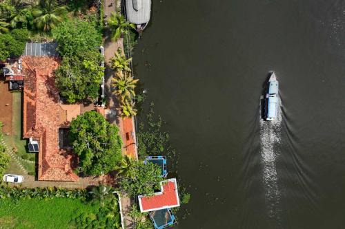 The Backwater Heritage -Unwind on tranquil Alleppey backwaters
